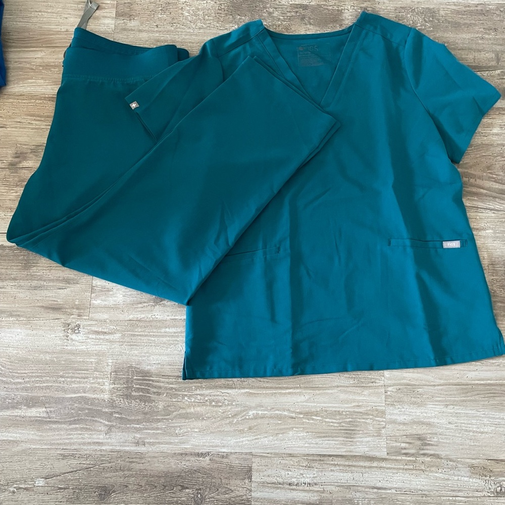 Figs scrubs SET. Top- Large, Botton- Large/ Petite